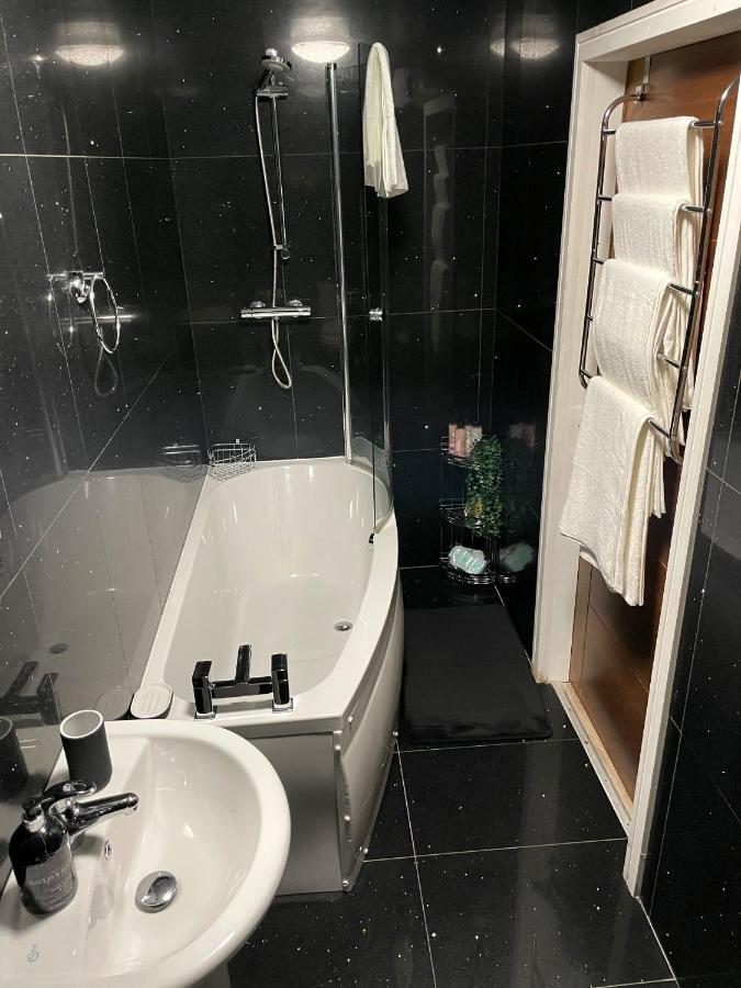 Luxurious 2 Bed Apartment In Heart Of Burnley With Private Parking Exterior foto